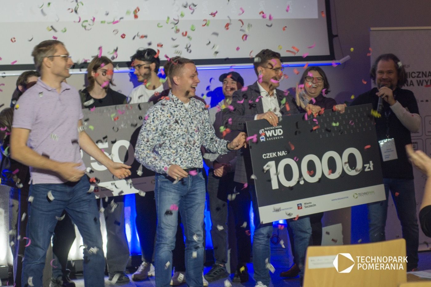 Zwycięzcy hackathonu WUD Szczecin z czekiem na 10 000 zł, w powietrzu konfetti